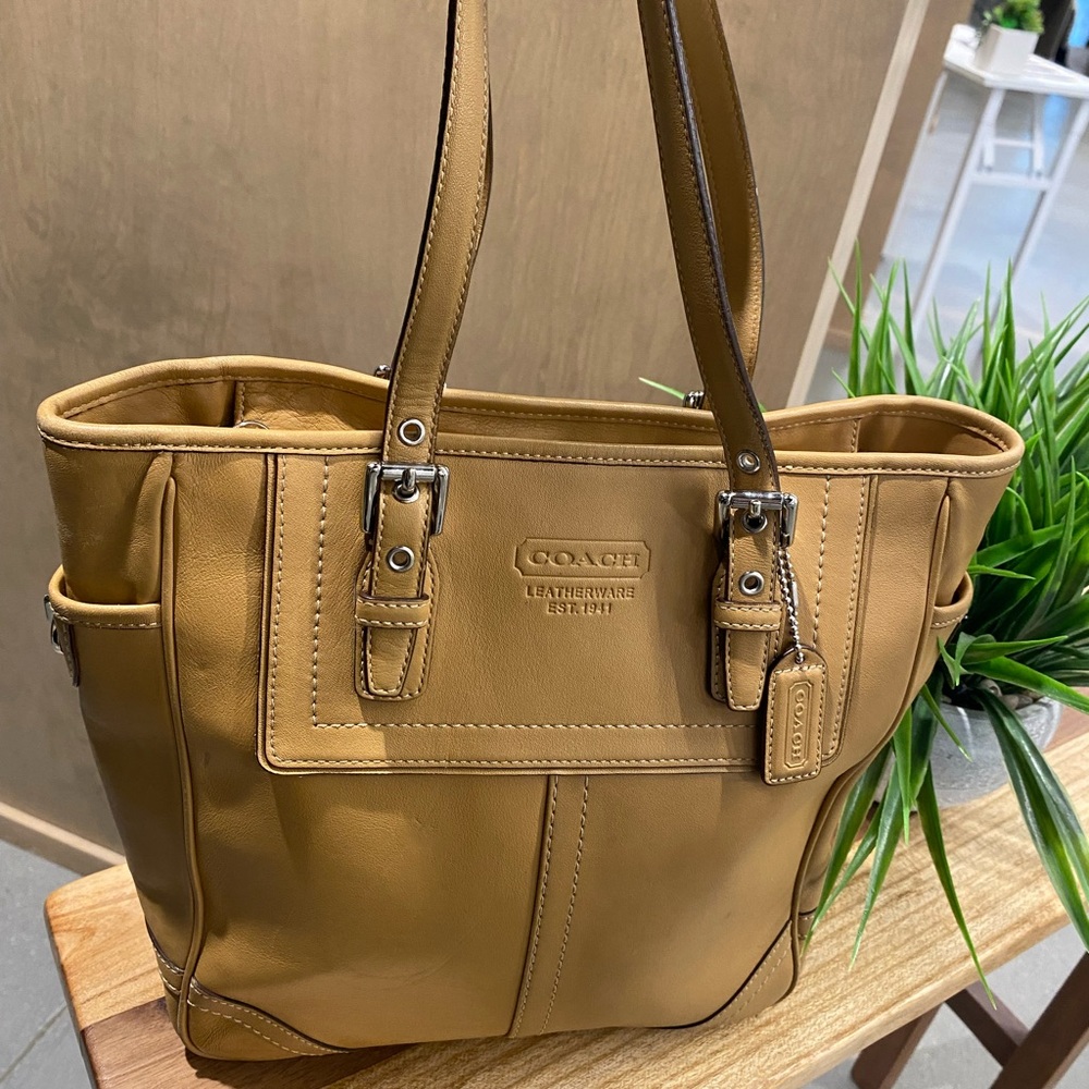 Classic COACH Gallery Hampton Leather Tote Shoulder Bag Tan F10412